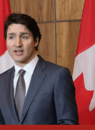Le premier ministre a assuré vouloir renforcer la Loi canadienne sur la santé et, ultimement, légiférer pour que les provinces garantissent l’accès à l’avortement. — Photo : Inès Lombardo – Francopresse/Montage Francopresse)