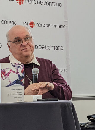Gaston Tremblay lors du lancement de son plus récent roman : Derrière le rideau de scène. — Photo : Julien Cayouette