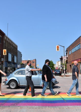 Le dévoilement du passage arc-en-ciel par Fierté Timmins. — Photo : Courtoisie Lindsay Cooper