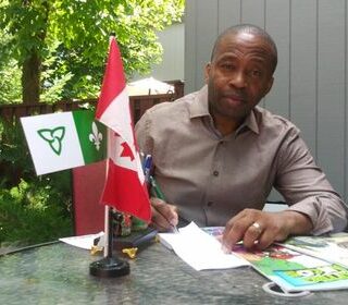 Auteur d’une bonne demi-douzaine de bandes dessinées, Body Ngoy a aussi été l’un des membres fondateurs de la Coalition des Noirs francophones de l’Ontario, avant de fonder, avec sa femme, l’entreprise BoXia. — Photo : Courtoisie de Body Ngoy