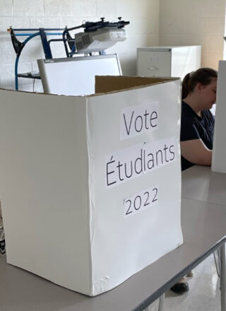À l’École secondaire publique Écho du Nord de Kapuskasing, les élèves participent activement au Vote étudiant 2022. — Photo : Courtoisie