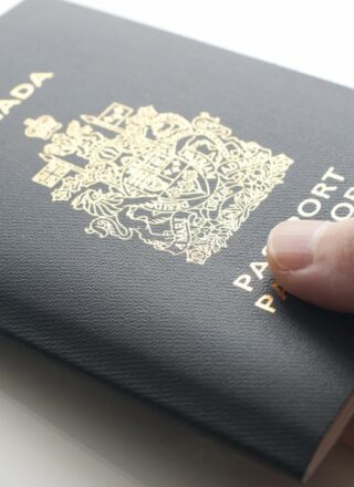 Un passeport canadien. — Shutterstock.