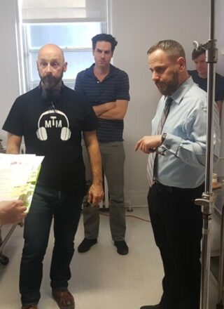 Tournage du film Brise Glace / Broken Waters, avec Katrina Westin (continuité), Pierre Gregory (metteur en scène), les comédiens Tomas Chovanec et Luigi Saracino. — Crédit : courtoisie