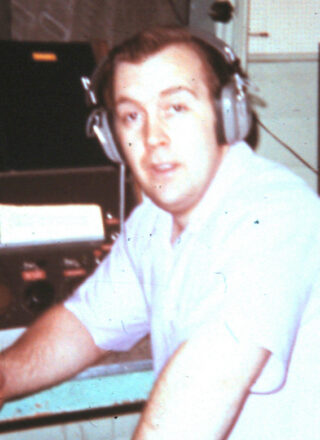 Jean-Pierre Lauzon à CFBR dans les années 1970. — Photo : Courtoisie