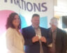 Guy Lamarche, au centre, reçoit son prix — Photo : Courtoisie