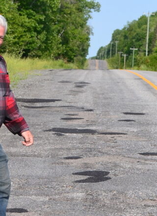 Le conseiller municipal Rolly Larabie souligne l’état déplorable de la route 539 au sud de River Valley. La réfection de la route a été reportée par le ministère des Transports, et M. Larabie veut des explications de la ministre Caroline Mulroney. — Photo : Courtoisie