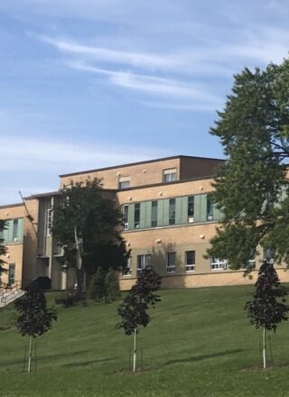 L’ancienne école Héritage, sur l’avenue Second, a été rénovée et transformée en appartements pour alléger le problème de pénurie de logements abordables à Sudbury — Photo : Venant Nshimyumurwa