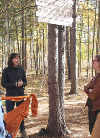Céline Kerampran et la ministre Karina Gould — Photo : Julien Cayouette