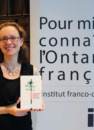 Lianne Pelletier présente le numéro 46-47 de la Revue du Nouvel-Ontario. — Photo : Julien Cayouette