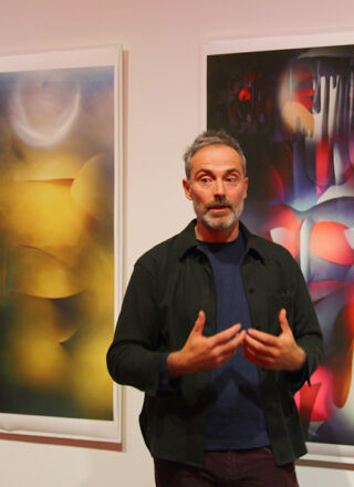 Samuel Choisy explique comment il parvient à obtenir certains effets de lumière sur ses œuvres. — Photo : Julien Cayouette