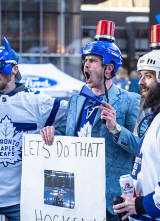 Les supporteurs des Maple Leafs de Toronto appuient leur équipe avec passion. — Photo : Shutterstock