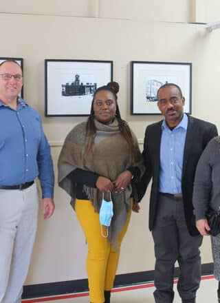 La présidente du Club Amical, Céline Paulin, avec les membres de l’équipe de recherche : le collaborateur chercheur associé au Centre de recherche en santé dans les milieux ruraux du Nord Patrick Timony, l’étudiante en travail social et assistante de recherche Bernouse Davilus, le chercheur principal Frantz Siméon, la professeure en Sciences infirmières Sylvie Larocque et l’étudiante et coordonnatrice du projet, Tanya Quesnel. Autres participants absents : les professeurs.es Sara Torres et Yves Couturier. — Photo : Julien Cayouette