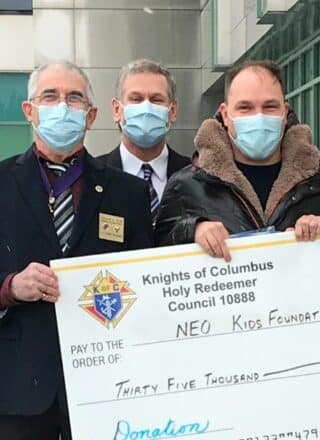 Les Chevaliers de Colomb ont déjà remis un premier chèque à la Fondation Enfants NEO. — Photo : Courtoisie