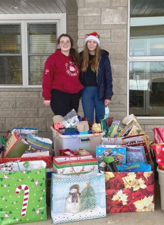 Karlee Ann Conlon et Cassie Villars lors de la livraison des cadeaux aux ainés à la fin de la campagne de 2021. — Photo : Courtoisie