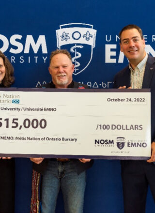 Jennifer McGillivray, Gérante de l’Avancement, Université de l’ÉMNO; Hank Rowlinson, Président de la Métis Nation of Ontario; Simon Sutherland, Gérant de l’Éducation postsecondaire, Métis Nation of Ontario. — Photo : Courtoisie