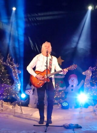 Jean-Guy «Chuck» Labelle lors d'un de ses spectacles de Noël — Photo : Archives