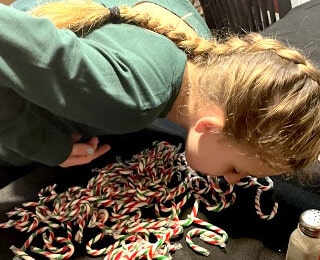Esmée Bigras qui joue à des jeux de Noël avec sa famille paternelle. — Photo : Courtoisie