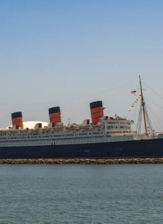 Le Queen Mary est maintenant ancré à Long Beach, en Californie, et a été converti en hôtel. — Photo : Wikimedia Commons