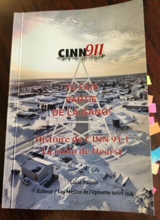 Le livre Histoire de CINN 91,1 La radio de Hearst — Photo : Courtoisie des Médias de l’épinette noire