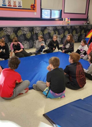 Une classe de l’École catholique Assomption à Earlton participe à une leçon du programme des Racines de l’empathie. — Photo : Courtoisie