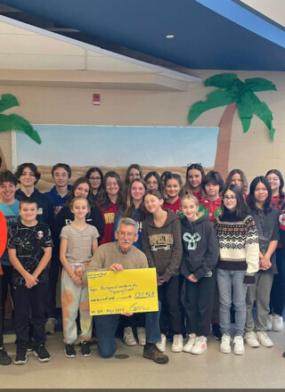 Les élèves ont recueilli 1311,46 $ pour la Banque alimentaire de Nipissing Ouest. — Photo : Courtoisie