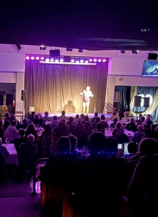 La salle du Centre régional de loisirs culturels était bien remplie pour accueillir Mario Jean et lancer les festivités du 50e le 21 janvier. — Photo : Courtoisie