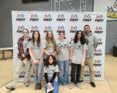 Les membres de l’équipe de robotique Odyssée, de gauche à droite : Alyce Kozuskanich, Isabelle Daigle, Arianna Girard-Nolan, Abby McKnight, Riel Luna et l’enseignant responsable du groupe, Jazz Mathon. Devant le groupe, aussi membre de l’équipe, Mayssaa Belhadj. — Photo : Courtoisie