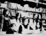 De gauche à droite : Marc Brouillette, Mlle Monique Sabourin, Francine Arcand. Debout : Tina Legault — qui a trouvé le titre Souvenirs Futurs —, Lise Boulay et Nicole Benoit qui regardent ensemble une copie du produit final d’une année de travail fait par la 6e année de Mlle Sabourin de l’École de la Résurrection de Sturgeon Falls.  