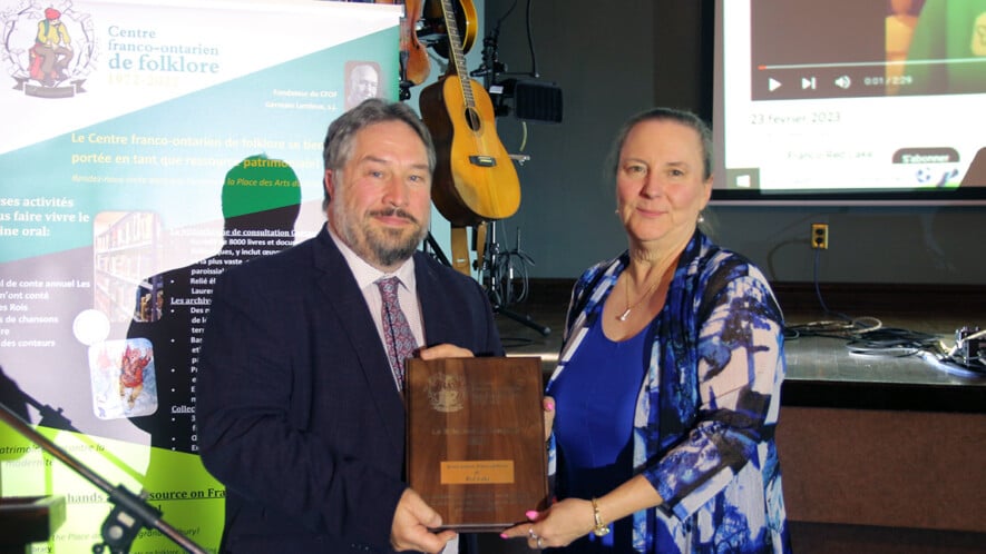 Le directeur général du CFOF, Patrick Breton, et la représentante de la Fondation Germain Lemieux, Joanne Gervais, présentent la plaque qui sera envoyée à l’Association francophone de Red Lake pour leur prix du Billochet du jongleur.  — Photo : Julien Cayouette