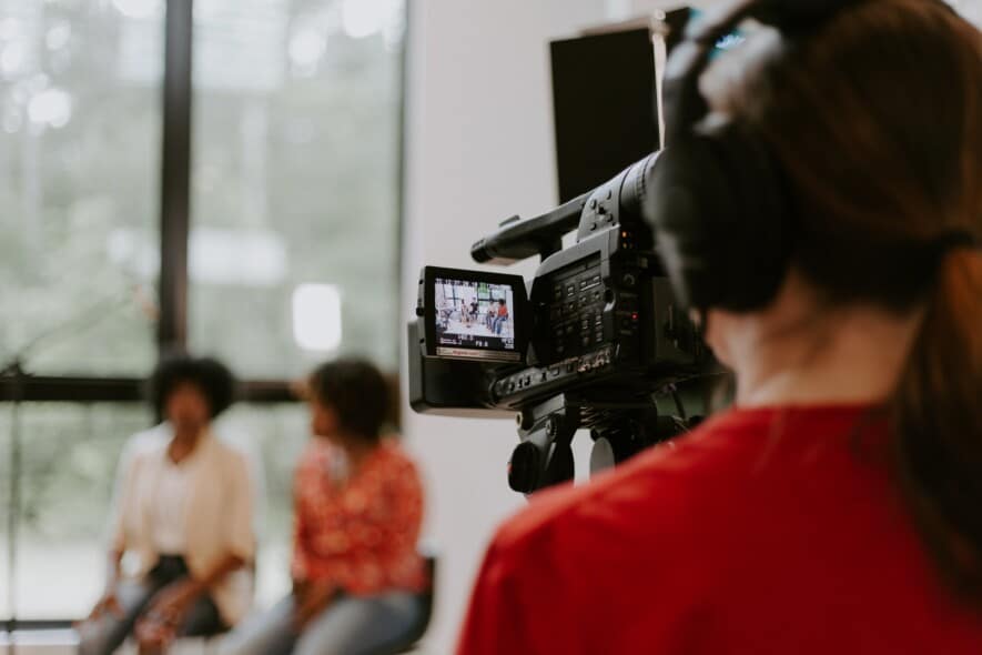 Les minorités visibles composent plus de 25 % de la population canadienne. Une proportion qui n’est pas reflétée dans l’industrie audiovisuelle.  — Photo : Samantha Borges-Unsplash