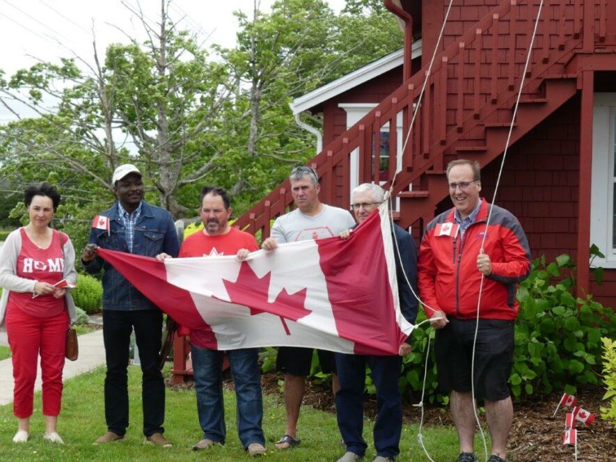 De gauche à droite : Kathy Bourque, père Cyrille Assihou, Glenn Diggdon, Calvin d’Entremont, Danny Muise et Chris d’Entremont à Pubnico-Ouest. — Norbert LeBlanc
