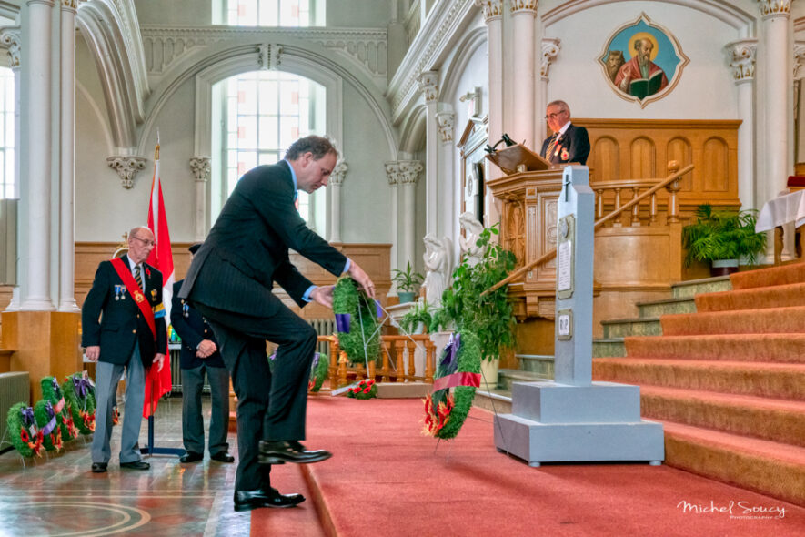 Le député provincial Allan MacMaster dépose une couronne lors de la cérémonie du jour du Souvenir à l’église Saint-Pierre de Chéticamp. — Michel Soucy