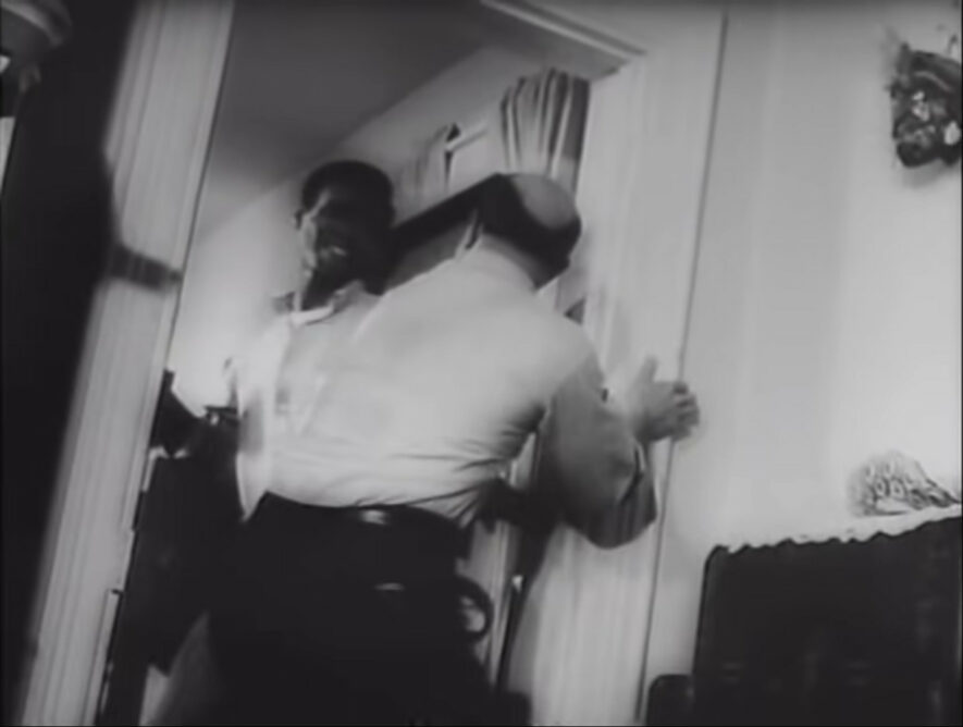 Devant la menace des zombis, le désaccord éclate entre Ben (Duane Jones), le protagoniste afro-américain de La nuit des morts-vivants, et Harry Cooper (Karl Hardman), père de famille au tempérament autoritaire, avant de dégénérer en bagarre. — Capture d’écran tirée du film.