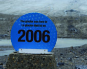 Le glacier Athabasca est l’un des six principaux glaciers du champ de glace Columbia dans les Rocheuses canadiennes. Il s’est retiré de près de 1,5 kilomètre et a perdu plus de la moitié de son volume au cours du dernier siècle. — Julie Gillet