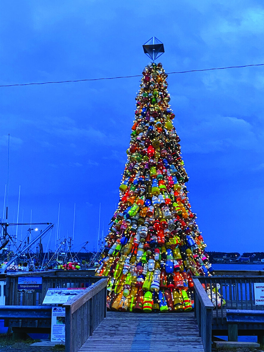 Le nouvel arbre de Noël de Pubnico-Ouest  comprend environ 600 bouées et a été complété avec l’installation d’une étoile qui mesure trois pieds en hauteur et avec 3100 lumières de Noël miniatures. — Norbert LeBlanc