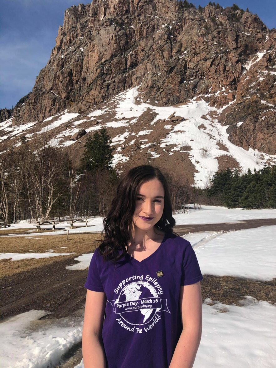 L’ambassadrice de la Journée lavande de Chéticamp, Abigail Haché, portant son t-shirt de sensibilisation à l’épilepsie.   — gracieuseté