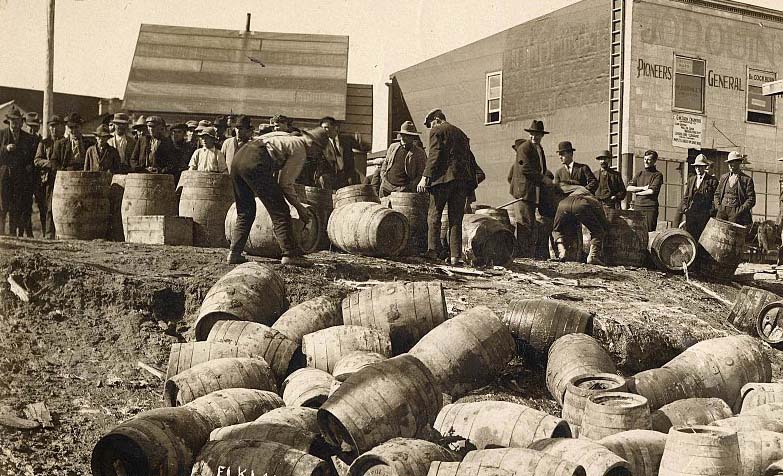 Photo de tonneaux de rhum prise à l’époque du rhum-running. —  gracieuseté Rosie Aucoin-Grace