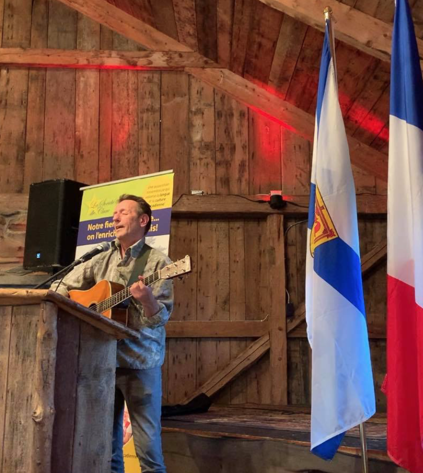 Marcel Aymar, a fait une performance géniale qui a commencé par une improvisation expliquant son aventure jusqu’à cette chanson, Baie Sainte-Marie.   — Amber d’Entremont