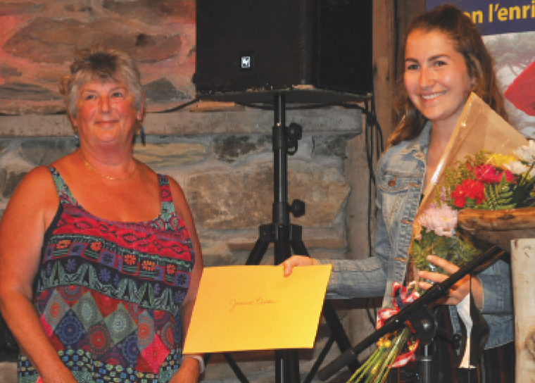 De gauche à droite : Mary-Ann Gauvin, présidente de la SAC et Josanne Deveau, Bénévole de l’année de la municipalité de Clare.   — Richard Landry
