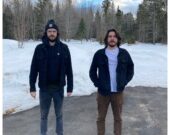 Patrick Martin (à gauche) et Alec Victor (à droite) sont les deux animateurs de Franco-Rebelle, cette minisérie de capsules vidéos sur YouTube créée pour la deuxième partie de la campagne de valorisation des accents de la FJCF. — Courtoisie