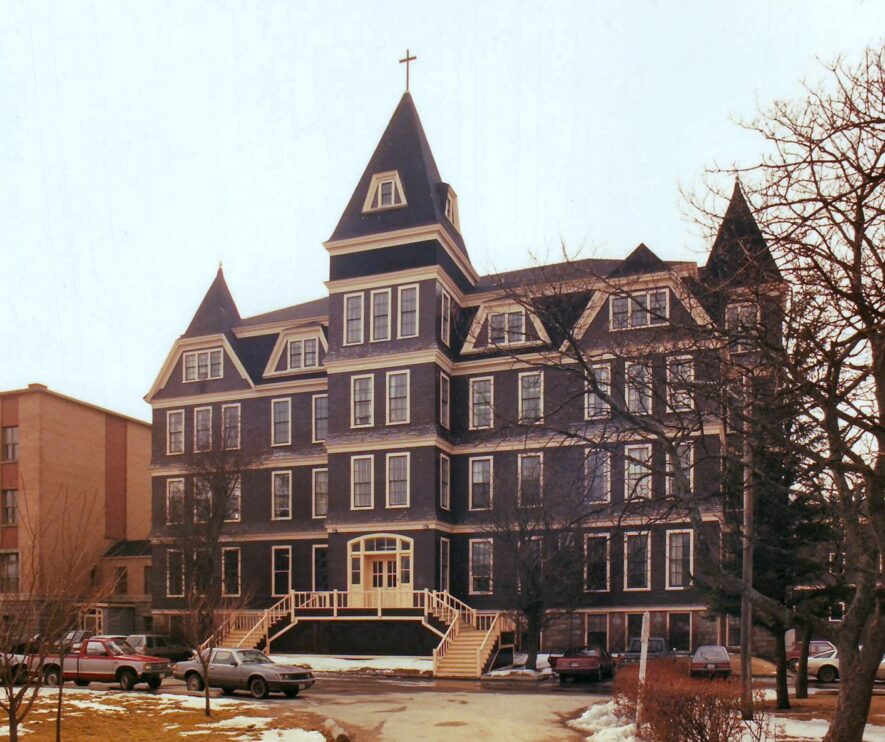 Photo du bâtiment principal de l'Université Sainte-Anne, Nouvelle-Écosse. La photo a été prise vers 1995. Elle a été scannée à partir d'une impression et modifiée dans Paint Shop Pro pour supprimer la parallaxe et améliorer le contraste. — Wikipedia