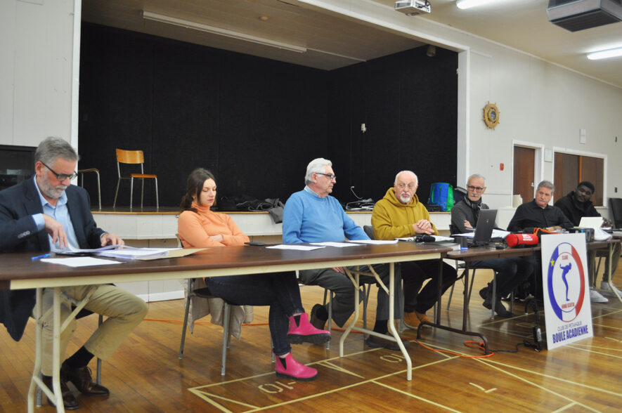 Les artisans actuels de la Boule acadienne, de gauche à droite : maître Gérard Pothier, Irène Costantin, Rolland Jaume, 
Alain-Philippe Gérard, Serge Vinet, Glen Comeau et Beni Musoko. — Richard Landry