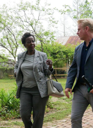 Louise Mushikiwabo profite d’une visite guidée de la plantation Laura, paroisse Saint-Jacques (Louisiane), en compagnie de Joseph Dunn. — Crédit : Matt Mick/CODOFIL