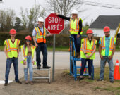 Sur la photo, à Clare, le ministre des Affaires acadiennes et de la Francophonie, Colton LeBlanc, et
la ministre des Travaux publics, Kim Masland, ont été rejoints par les élèves qui ont lancé le projet : Blake Theriault, Crystal Madden, Nicole Thibodeau et Géatan Deveau. — (Crédits : La Société acadienne de Clare)