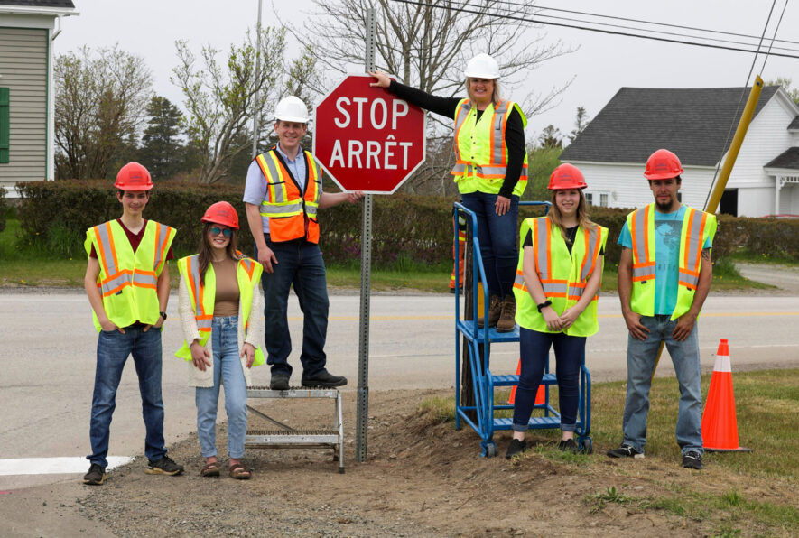 Sur la photo, à Clare, le ministre des Affaires acadiennes et de la Francophonie, Colton LeBlanc, et
la ministre des Travaux publics, Kim Masland, ont été rejoints par les élèves qui ont lancé le projet : Blake Theriault, Crystal Madden, Nicole Thibodeau et Géatan Deveau. — (Crédits : La Société acadienne de Clare)