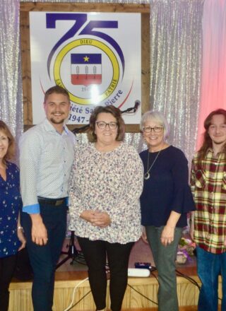 Membres du personnel avec le sourire au visage lors du banquet de célébration des 75 ans de La Société Saint-Pierre. De gauche à droite : Jessica LeBrun, Jacqueline Burton, Jérémie Poirier, Lisette Bourgeois, Lorraine Roach, Tyler Larade et André Aucoin. Absents : Shelby Deveau, Lauren Bessey, Geneviève Chiasson et Andréane Gagnon. — PHOTO(S) - Daniel Aucoin