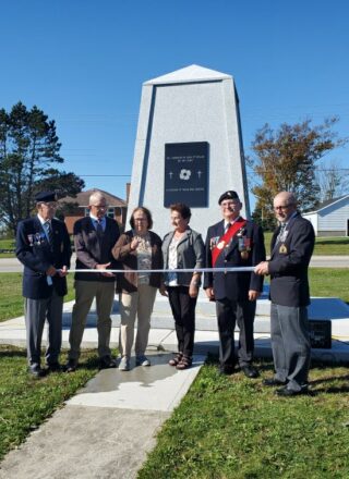 Lors de la coupe du ruban, de gauche à droite : Jean-Bernard d’Entremont, Paul C. d’Entremont, Cora d’Entremont, Sandra d’Entremont, Gilles Bourque et Ken Jacquard. — PHOTO - Réal Boudreau