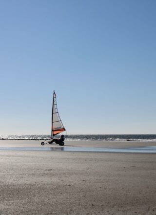 Un participant s’aventure en char à voile sur la plage Mavillette. — PHOTO(S) - Jean-Philippe Giroux