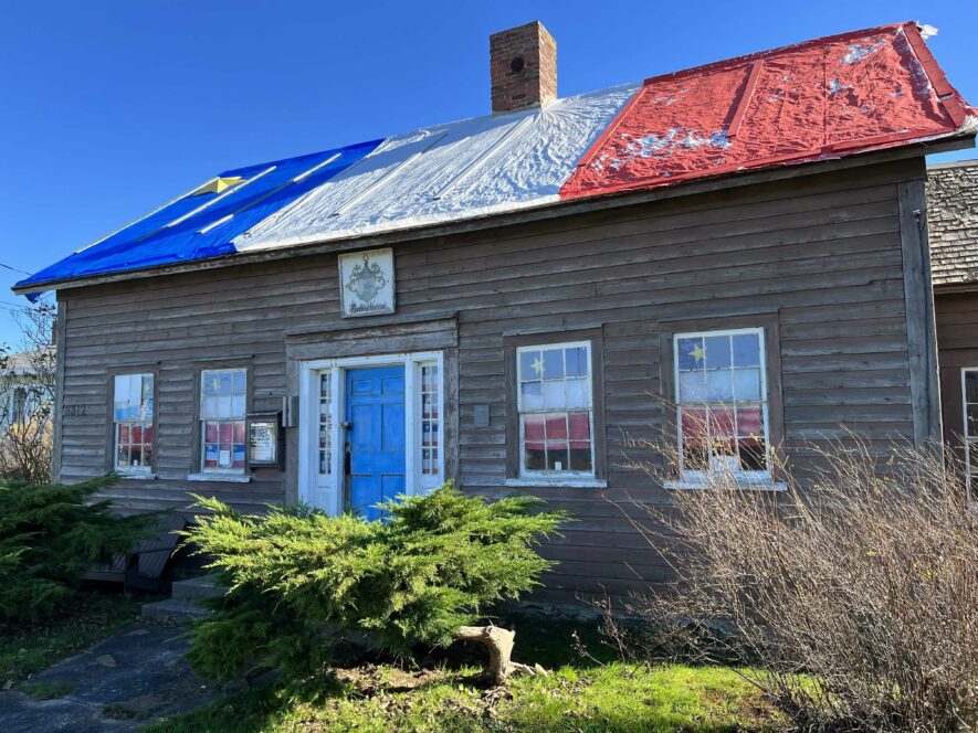  La Vieille Maison de Meteghan avec un drapeau imperméable installé temporairement sur le toit du musée. — PHOTO - Jean-Philippe Giroux