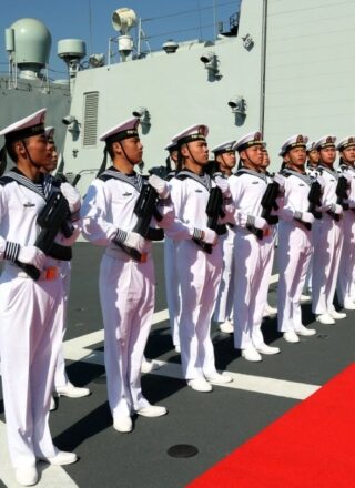Réception de l’amiral Zafar Mahmood Abbasi, commandant de la marine du Pakistan, à bord du destroyer chinois Yinchuan lors d’un exercice conjoint des forces navales des deux pays, en 2020. — PHOTO - Inter Services Public Relations Directorate